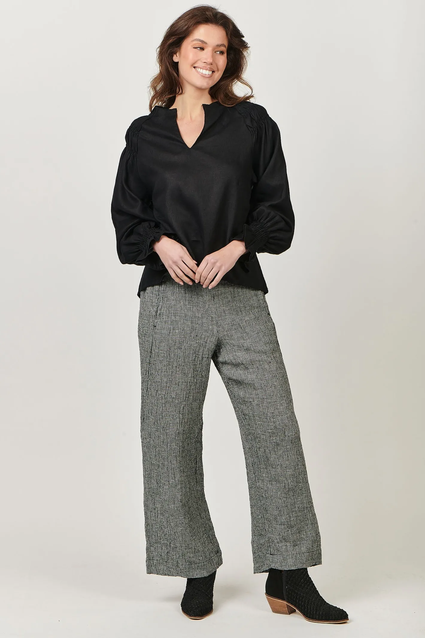 Naturals By O & J Tina V-Neck Linen Top - Black - OJ23 Best