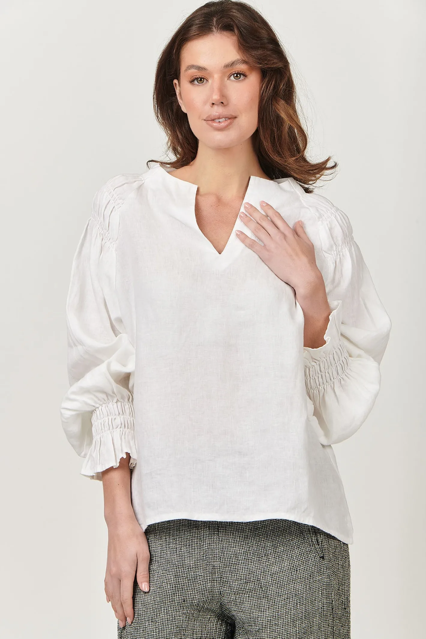 Naturals By O & J Tina V-Neck Linen Top - White - OJ23 Online